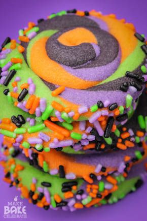 Swirly Halloween Cookies! Halloween Cookie Treats, Paleo Sugar Cookies, How To Make Pinwheels, Pasteles Halloween, Dulces Halloween, Halloween Sugar Cookies, Halloween Baking, Halloween Desserts, Halloween Snacks