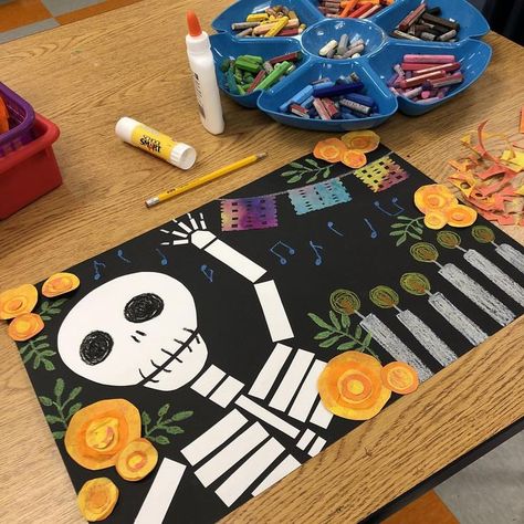 Classe D'art, Halloween Art Projects, October Art, Fall Art Projects, Day Of The Dead Art, 4th Grade Art, Halloween Arts And Crafts, Classroom Art Projects, Skeleton Skull