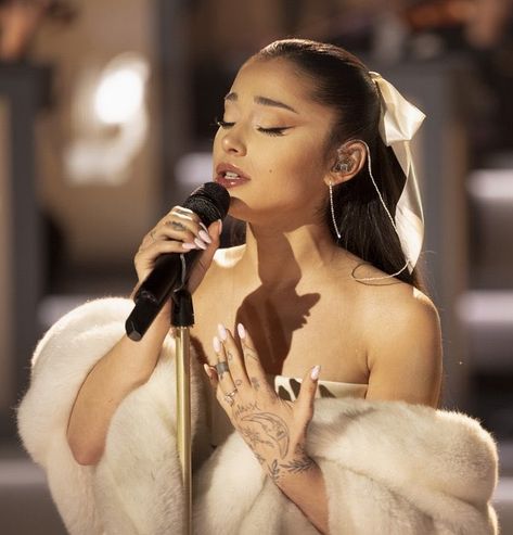 Ariana Grande Singing, Ariana Grande News, Ariana Grande Album, Ariana Grande Cute, Ariana Grande Wallpaper, Ariana Grande Photos, Ariana Grande Pictures, Ariana G, Eternal Sunshine