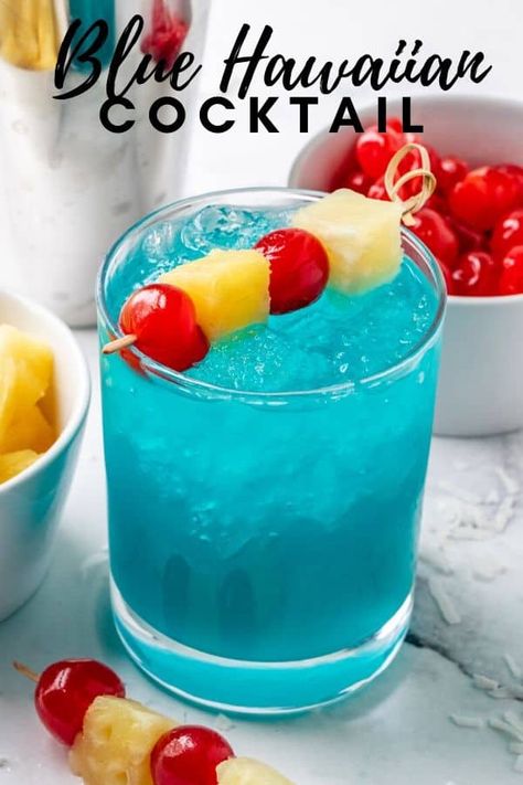 When it comes to easy drink recipes you can't get any more simple than this Blue Hawaiian Cocktail. 5 minutes, 4 ingredients and you are all set to go. Blue Hawaiian Drink Recipe, Blue Hawaiian Drink, Blue Hawaiian Cocktail, Fruity Mixed Drinks, Hawaiian Drinks, Fruity Alcohol Drinks, Hawaiian Cocktails, Coctails Recipes, Mixed Drinks Alcohol