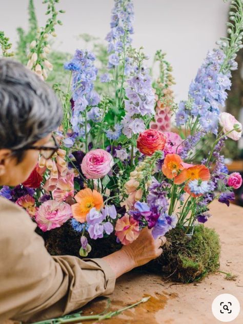 Wildflower Centerpieces, Bright Wedding Flowers, British Wedding, Aisle Flowers, British Flowers, Flower School, Bright Florals, Meadow Flowers, Garden Party Wedding