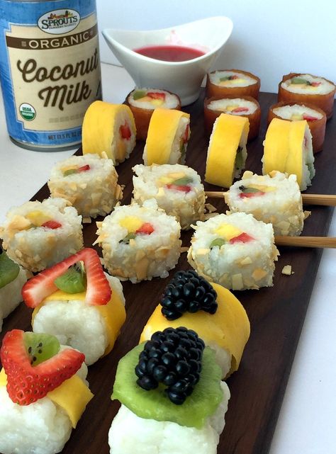 Channel your inner sushi chef and learn how to make gluten-free fruit sushi in this blog post. This is a GREAT dessert that will impress your guests! Gluten Free Sushi, Sushi Diy, Sweet Sushi, Fruit Sushi, Banana Sushi, Candy Sushi, Sushi Platte, Dessert Sushi, Sushi Roll Recipes