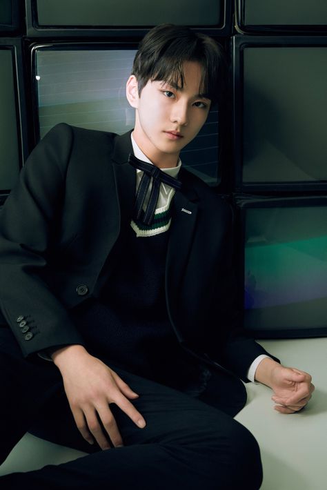 ENHYPEN Official Profile Photos (HD/HQ) - K-Pop Database / dbkpop.com Korean Boy, Boy Band, Black Suit, Profile Photo, Kpop Guys, Extended Play, Kpop Wallpaper, Reality Show, K Idols