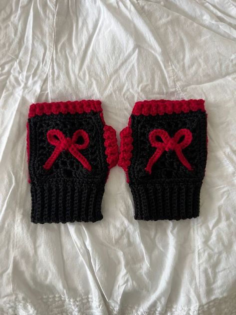 Crochet Warmers Hand, How To Crochet Hand Warmers, Hand Gloves Crochet, How To Sew Gloves, Crochet With Red Yarn, Things To Crochet With Black Yarn, Crochet Hand Warmers Pattern, Red Yarn Crochet Projects, Crochet With Black Yarn