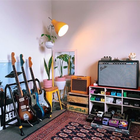 Cozy Home Studio Music, Music Themed Rooms Interior Design, Guitarist Room Aesthetic, Musician Bedroom, Bedroom Music Studio, Musician Room, Music Room Design, Guitar Studio, Recording Studio Setup