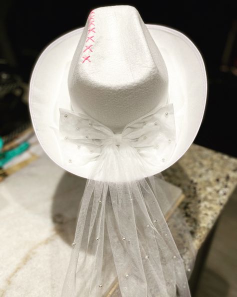 Bachlorette Bride Hat! Nashville Bridal Cowgirl Hat, Cowboy Hat Crafts, Country Wedding Gowns, Cowgirl Bride, Bride Crown, Bride Hat, Straw Cowboy Hat, Cowgirl Hat, Bach Party