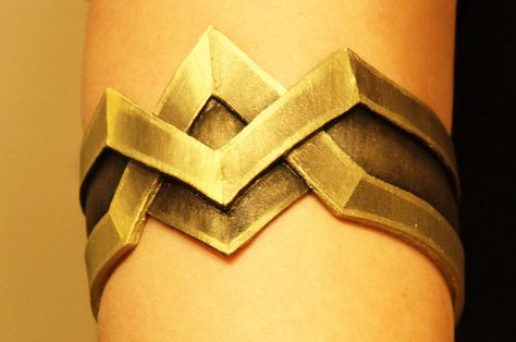 This Wonder Woman armband turned out to be such a fun piece that I actually want to wear it on a regular basis! I used two types of le... Tattoos Pulseras, Wonder Woman Aesthetic, Wonder Woman Diy, Wonder Woman Tattoo, Leather Cosplay, Boys Costumes, Dragon Born, Wonder Woman Cosplay, Wonder Woman Art