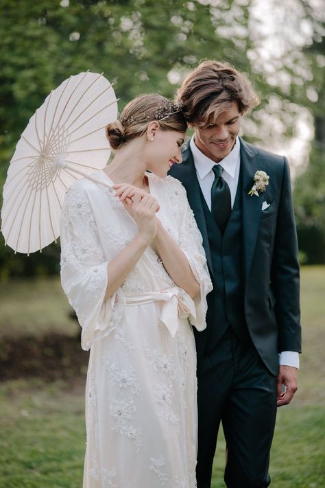 Cherry Blossom Wedding Cake, Japanese Wedding Dress, Japanese Spring, Japan Wedding, Spring Garden Wedding, Chic Vintage Brides, Cherry Blossom Wedding, Garden Wedding Dresses, Japanese Wedding