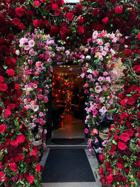 London celebrations are always the best !! Cute Greenhouse, Greenhouse Aesthetic, Day In London, Spring Aesthetic, London Life, London Fashion, Flower Shop, Aesthetic Fashion, In London