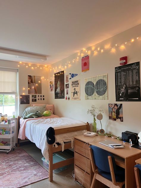 Light Dorm Room Ideas, Common Room Decor, Auburn Dorm, Wall Decor Dorm Room, Room Ideas Dorm, Dorm Room Ideas For Girls, Room Ideas For Girls, Collage Dorm, Dorm Lighting