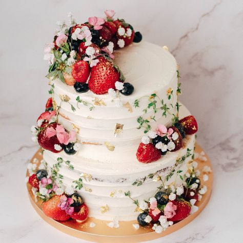 Rustic Birthday Cake Ideas, Floral Birthday Cakes For Women, Fruit Flower Cake, Berry Theme Wedding, Rustic Floral Cake, Fruit Cake Designs Birthday, Berry Cake Design, Cake With Flowers And Fruit, Berries Cake Decoration