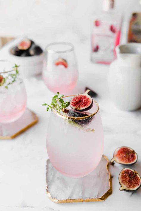 This easy Fig & Thyme Gin Cocktail is a definite must-try after a long day! The perfect twist on the classic gin and tonic. With fresh thyme, pretty figs and a dash of your favourite gin this is the perfect summer drink. #gin #cocktail #gincocktail #cocktailrecipe #summerrecipe #ginandtonic Thyme Gin Cocktail, Gin And Tonic Recipe, Fig Syrup, Easy Gin Cocktails, Best Gin Cocktails, Simple Sugar Syrup, Drink Gin, Tonic Recipe, Best Gin