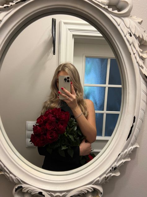 Picture Ideas With Roses, Girl With Roses Aesthetic, Bouquet Pictures Photo Ideas, Girl With Flowers Aesthetic, Photo With Rose, Red Roses Birthday, Birthday Girl Aesthetic, Red Roses Aesthetic, Girl With Roses