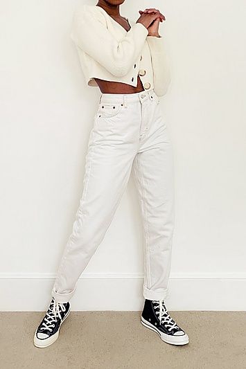 Cream Jeans Outfit Summer, Cream Mom Jeans Outfit, White Mom Jeans Outfit, Cream Mom Jeans, Cream Jeans Outfit, Carrot Jeans, White Mom Jeans, Mom Jeans Outfit Summer, Cream Jeans