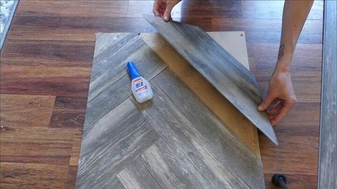 Leftover Laminate Flooring Ideas, Leftover Laminate Flooring, Flooring Ideas Diy, Laminate Flooring Ideas, Vinyl Flooring Ideas, Coffee Table Upcycle, Laminate Flooring Diy, Diy Garden Table, Diy Dining Room Table