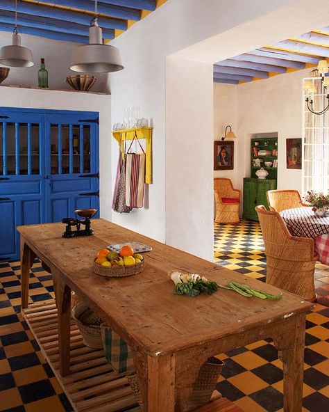 Spanish Kitchen Design, Checkered Flooring, Spanish Style Kitchen, Spanish Interior, Blue Doors, Spanish Style Homes, Dream House Decor, Küchen Design, Room Table