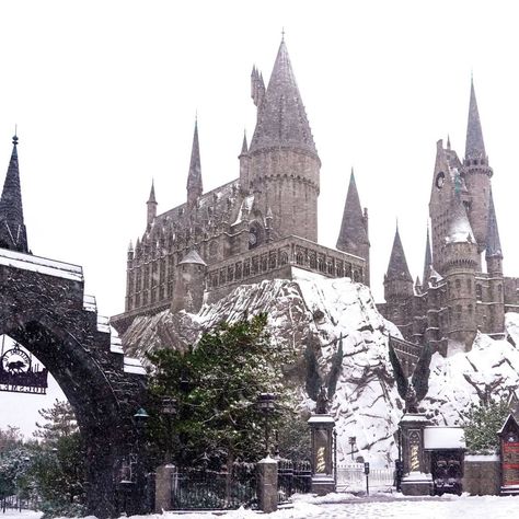 Wizarding World on Instagram: “Snow has fallen upon Hogwarts! ❄️ For the first time since Universal Studios Beijing opened, Hogwarts Castle has enjoyed a wintery dusting.…” Hogwarts Castle, Wizarding World, Cologne Cathedral, Beijing, Barcelona Cathedral, Hogwarts, First Time, Harry Potter, The First