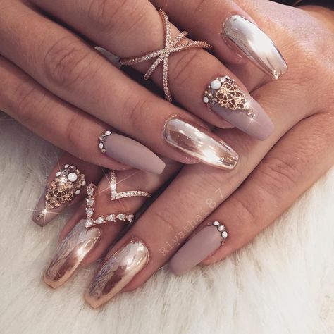 @gaaabbriellaa White Glam Nails, Jewel Nails, Ongles Beiges, Prom Nail Designs, Prom Nails Silver, Metallic Nail Art, Queen Nails, Nails Glitter, Metallic Nails