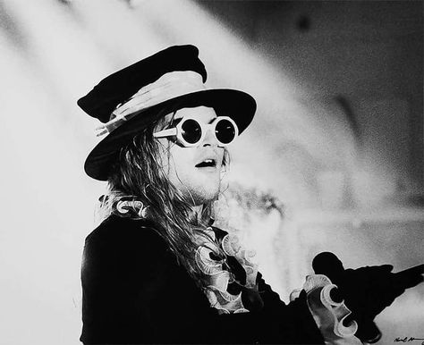 Andrew Wood...Mother Love Bone 1990 📷 Paul Hernandez Andrew Wood Mother Love Bone, Wc Black, Andy Wood, Mother Love Bone, Grunge Artist, Instruments Piano, Woods Photos, Andrew Wood, Guitar Man