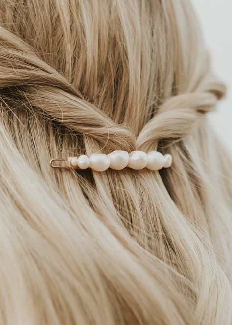 Pearl Pins In Hair, Straight Hair Dos, Hair Dos For Wedding, Hair Pearls, Hair Accessories For Wedding, Easy Trendy Hairstyles, Pearls Hair, Accessories For Wedding, Bridal Clip