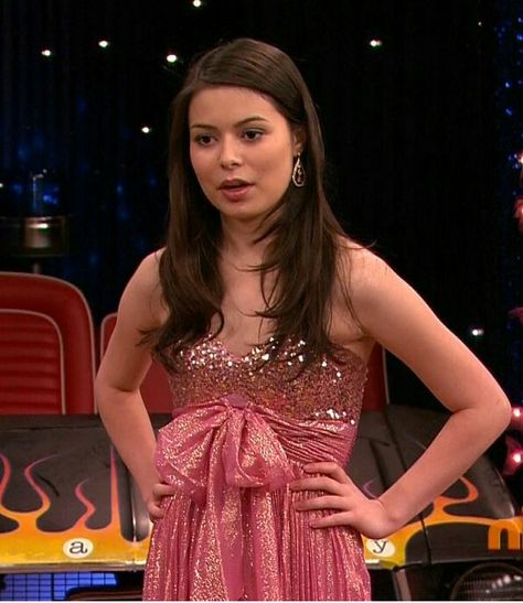 Miranda Cosgrove Nickelodeon Outfits, Icarly Carly, Miranda Cosgrove Icarly, Carly Shay, Disney Actresses, Drake And Josh, Michelle Trachtenberg, Jennette Mccurdy, Miranda Cosgrove