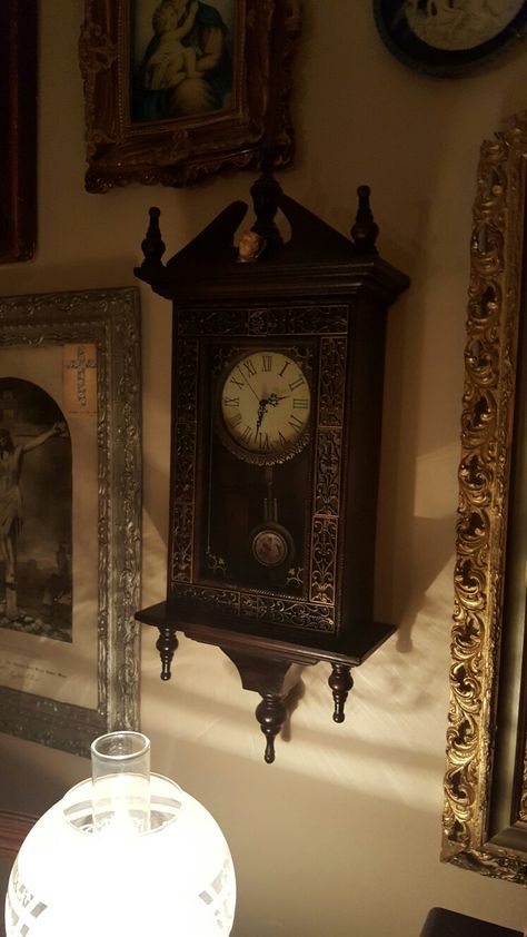 Pendulum Clock Aesthetic, Aesthetic Clock Pictures, Antique Shop Aesthetic Dark, Vintage Clock Aesthetic, Wall Clock Aesthetic, Victorian Clock, Old Clock, Unusual Clocks, Clock Vintage