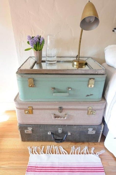 Travel Room Decor, Commode Shabby Chic, Shabby Chic Decorating, Vintage Furniture Makeover, Diy Nightstand, Old Suitcases, Shabby Chic Living, Vintage Suitcases, Shabby Chic Dresser