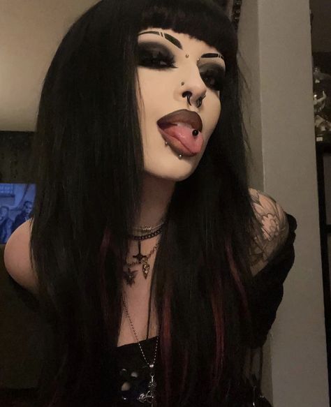 Tattoos Deftones, Goth Selfie Ideas, Goth Makeup Inspiration, Gothic Haircuts, Hot Goth Makeup, Goth Mommies, Goth Haircuts, Goth Aesthetic Makeup, Goth Haircut