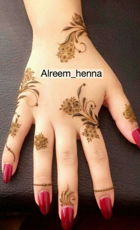 Back Hand Henna Design, Back Hand Henna, Beautiful Mehndi Designs, Khafif Mehndi Design, Floral Henna Designs, Simple Henna Tattoo, Rose Mehndi Designs, Latest Henna Designs, Beginner Henna Designs