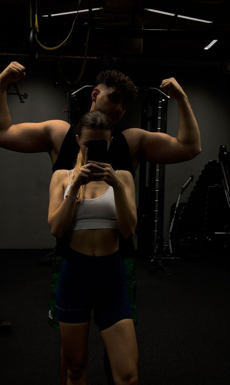 Gym #gym #gymcouple #bf Gym Couple Poses, Funny Couple Photos, Couple Poses Ideas, Gym Poses, Goofy Couples, Gym Couple, Gym Partner, Secret Photo, Gym Pictures