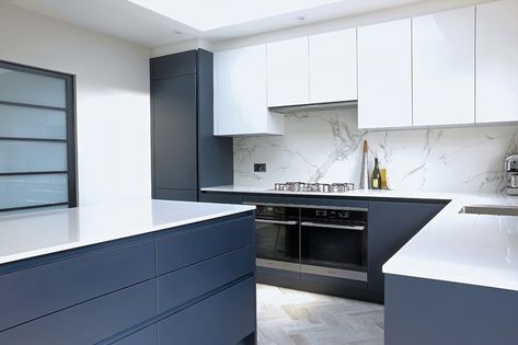 Dark Blue Handleless Kitchen with Copper Radiator - Contemporary - Kitchen - Hertfordshire - by Planet Furniture | Houzz Blue Kitchen Interior, Clean Kitchen Design, Navy Blue Kitchen Cabinets, Dark Blue Kitchens, Compact Kitchen Design, Blue White Kitchens, White Shaker Kitchen, Handleless Kitchen, Kitchen Modular