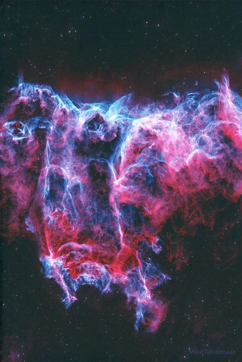 NASA Explore The Universe | 𝐍𝐆𝐂 𝟔𝟗𝟗𝟓: 𝐓𝐡𝐞 𝐁𝐚𝐭 𝐍𝐞𝐛𝐮𝐥𝐚 | Facebook Fun With Science, Veil Nebula, Explanation Writing, Michigan Tech, Astronomy Pictures, People Having Fun, Light Year, Space Science, The Veil