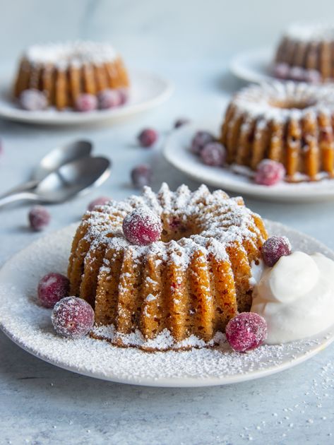 These delicious Cranberry Orange Bundt Cakes, made with fresh cranberries, orange zest and juice, are your answer for what to serve for dessert. Prune Bread, Cranberry Bundt Cake, Cranberry Orange Bundt Cake, Clementine Cake, Mini Bundt Cakes Recipes, Cranberry Orange Cake, Orange Bundt Cake, Sticky Buns Recipes, Sour Cream Pound Cake