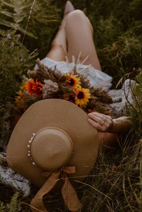 Gorgeous summer evening portrait session, laying in a field with a sun hat and flower top Laying In Flowers Photography, Photoshoot In Field, Flower Top Photoshoot, Laying In A Field, Top Photoshoot, Flower Top, Lavender Farm, Cat Scratcher, Mini Session