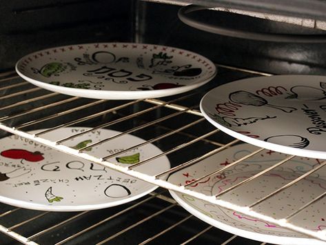 Homemade Seder Plates - Learn to make your own Seder plate at home using a plain white plate and nontoxic paint pens. Easy Jewish holiday craft for kids and family. | ToriAvey.com #sederplate #passover #jewishholiday #jewishcraft #passovercraft #kidscraft #familycraft #TorisKitchen Pesach Preschool, Seder Plate Craft, Passover Crafts, Pesach Seder, Passover Seder Plate, Passover Table, Seder Table, Jewish Crafts, Holiday Plates