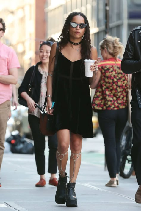 Zoe Kravitz. 90s Edgy Fashion, Zoe Kravitz Outfits, Zoe Kravitz Style, Zoe Isabella Kravitz, Leg Jewelry, Zoë Kravitz, Look Grunge, Band Rock, Badass Style