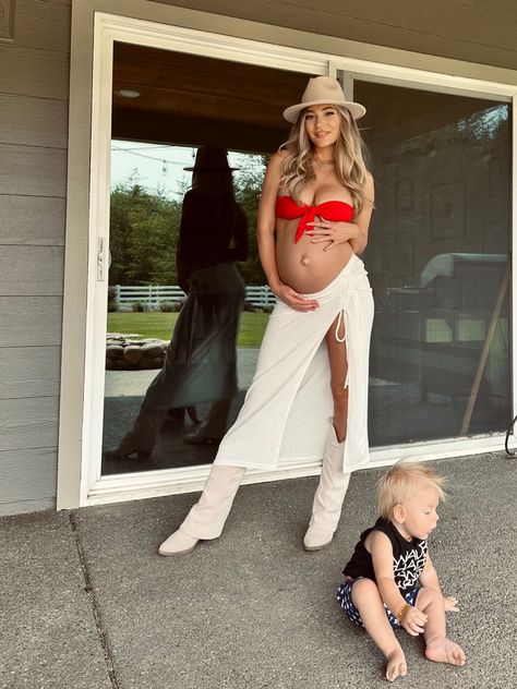 4th Of July Pregnancy Outfit, Pregnant Country Outfits, Pregnant Concert Outfit Summer, Pregnant Concert Outfit, Summer Pregnancy Fashion, Pregnant Beach Outfit, Pregnant Beach, Outfit Pregnant, Country Outfits Women