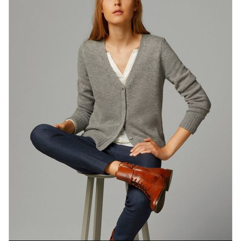 Massimo Dutti Short Cardigan Short Grey Cardigan Outfit, Grey Cardigan Outfit Work, Grey Cardigan Outfit Casual, Cardigan Women Outfit, Short Cardigan Outfit, Autumn Outfit Women, Grey Cardigan Outfit, Cardigan Outfit Casual, Cardigan Outfit Work