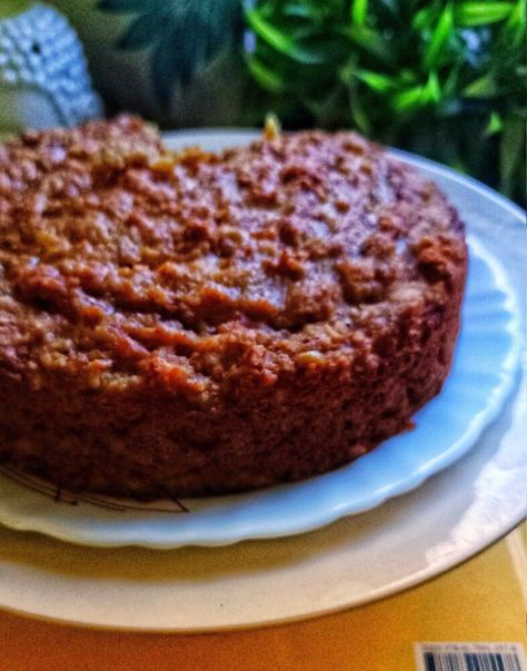 In this pandemic, we can't afford to order cake from outside. So often I bake tea time cakes for my family & everyone enjoy a slice of it with a cup of hot tea or cofee. And today I have baked a completely gluten free cake that's Oats Banana Cake 😋   In this recipe, I have used overriped bananas which adds natural sweetener to the cake & makes the cake spongy & soft too. This Oats Banana Cake is made with rolled oats, cane sugar, ripe banana, yogurt & cinnamon.....no added flour, sugar… Tea Time Cakes, Sugar Free Cake Recipes, Budget Vegan, Diet Cake, Banana Yogurt, Breakfast Oats, Oatmeal Cake, Sugar Free Cake, Chocolate Oats