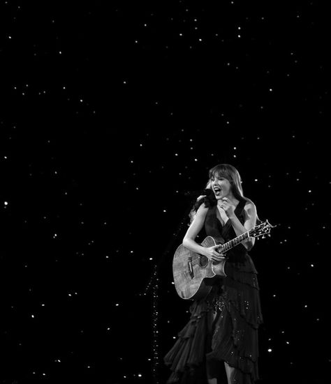 Taylor Swift Concert Black And White, Taylor Swift Black Aesthetic, Black Taylor Swift, Eras Tour Black And White, Taylor Swift Black, Taylor Swift Dark Aesthetic, Taylor Swift Black And White Aesthetic, Taylor Swift Black And White, Taylor Swift Fotos