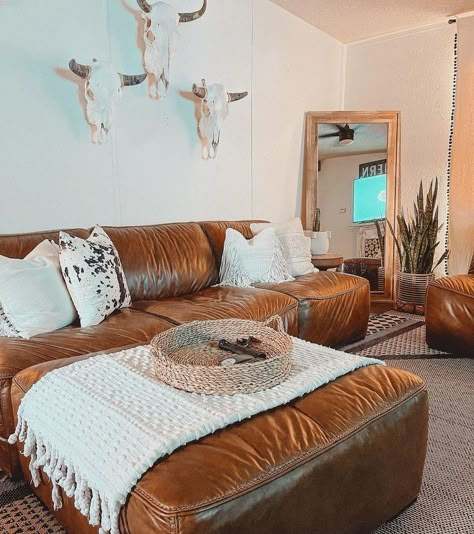 Boho Country House Decor, Orange Western Living Room, Living Room Decor Western Boho, Boho Cowboy Home Decor, Western Living Rooms Apartment, Old Western Living Room, Minimalist Country Decor, Boho Cowgirl Home Decor, Western Tiny Home Decor