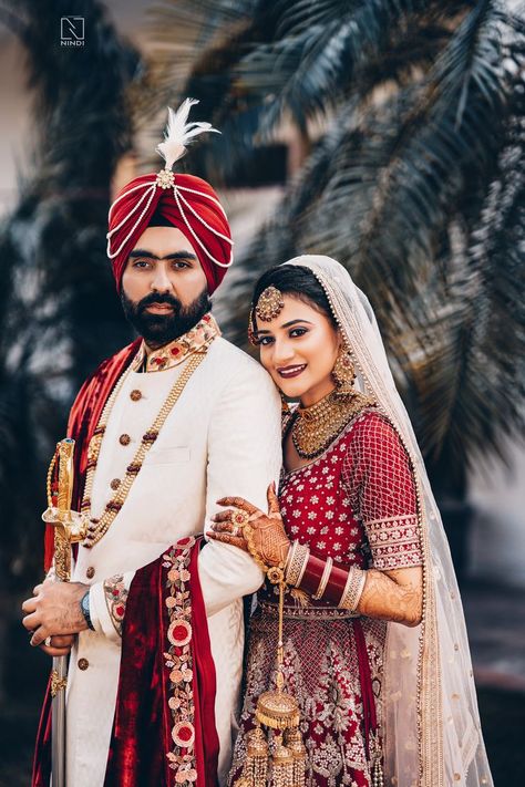 Indian Wedding Photography Couples Bride Groom, Wedding Stills Indian, Rajputi Couple, Groom Haldi, Funny Wedding Poses, Couple Dressing, Sikh Couple, Hindu Wedding Photos, Wedding Matching Outfits