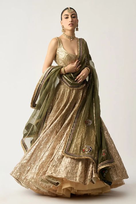 Lehenga Outfits, Dupatta Draping Styles, Hand Embroidered Dupatta, Golden Lehenga, White Dupatta, Kurtis Designs, Half Saree Lehenga, Sabyasachi Lehenga, Wedding Lehenga Designs