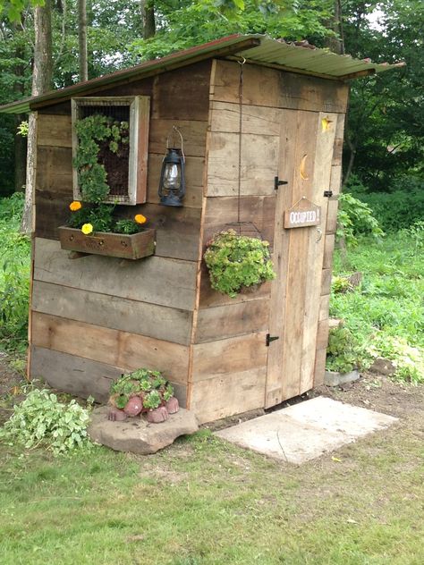 Out House Ideas, Outhouse Bathroom Decor, Garden Toilet, Outhouse Bathroom, Outside Toilet, Outhouse Decor, Outdoor Bathroom Design, Outdoor Toilet, Outdoor Bathrooms