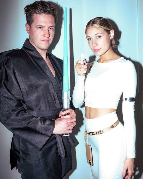 Star Wars couple costume Padme Amidala Halloween, Matching Couple Halloween Costumes, Anakin Skywalker And Padme, Star Wars Couple Costume, Couple Halloween Costumes 2023, Halloween Couple Costume Ideas, Anakin Costume, Matching Couple Halloween, Halloween Costumes Trendy