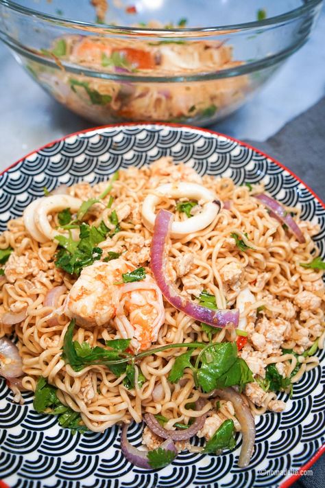 How to make this Thai street food classic, Yum Mama, or Thai spicy and tangy instant noodle salad. Mama Noodles, Lunch Stuff, Noodles Asian, Noodles Spicy, Fried Rice Noodles, Noodle Salad Recipes, Recipes Asian, Chinese Cooking Recipes, Thai Street Food