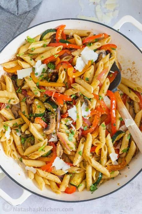 A delicious and EASY homemade Pasta primavera recipe that is loaded with veggies and pasta tossed in a light sauce. Pasta Primavera Sauce, Pasta Primavera Recipes, Easy Pasta Primavera, Primavera Recipe, Easy Homemade Pasta, Recipe For Pasta, Vegetarian Pasta Dishes, Crockpot Pasta Recipes, Pasta Primavera Recipe