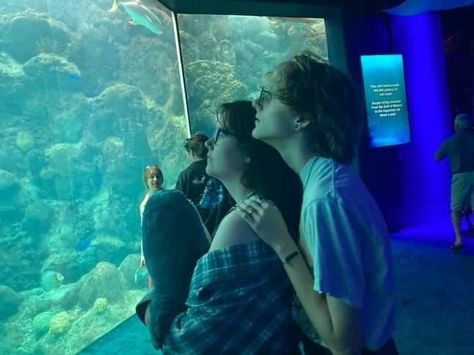 Aquarium Date Drawing, Ranpoe Aquarium, Aquarium Date Aesthetic Couple, Aquarium Date, Aquarium Pictures, Double Dates, Couple Stuff, Beyond The Sea, Dream Date