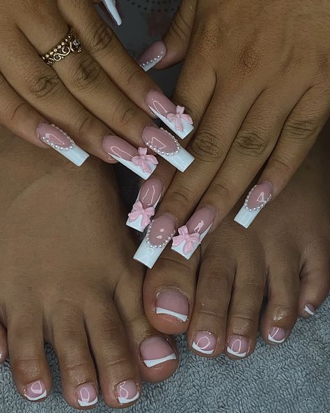 Matching nails and toes>>>> The “A” is soooo beautiful and it was hand drawn🤭 #stcloudfl #stcloudnails #kissimmeefl #kissimmeenails #orlandof| #orlandonailtech #lakenona #lakenonanails #stcloudtoes #kissimmeetoes #stcloudpedi #kissimmeepedicure #lakenonatoes #lakenonapedi Cute Nails And Toes Matching, Acrylic Toes And Nails Set, Hands And Toes Nails Matching, Matching Set Nails And Toes, Nails And Toes Matching Ideas, Matching Toes And Nails, Nail And Toes Matching Ideas, Matching Nails And Toes, Nails And Toes Matching