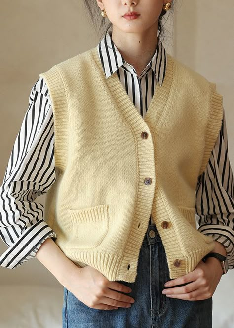 Vest Button Up Outfits, Yellow Sweater Vest Outfit, Wool Vest Outfit, Knit Vest Outfit, Yellow Vest, Yellow Knit, Hijab Fashion Inspiration, Mode Ootd, Comfortable Room